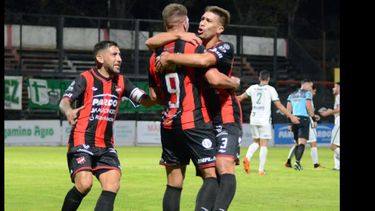 Nicolás Johansen abrió la cuenta en el triunfo fogonero. Nicolás Johansen abrió la cuenta en el triunfo fogonero.