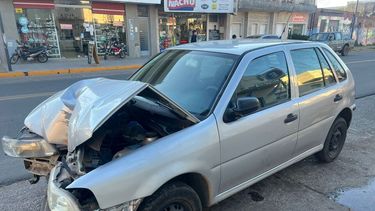 La mujer sufrió lesiones de consideración y el automóvil seriamente dañado. La mujer sufrió lesiones de consideración y el automóvil seriamente dañado.