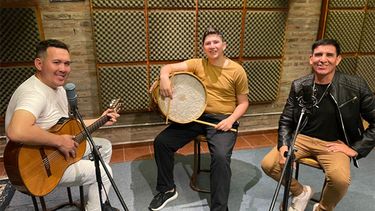 Walter Juárez, Gabi Ivalo y Exequiel Amaya en el estudio de Dalmiro Mesuro.