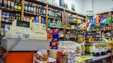 En Argentina, cada 16 de septiembre se celebra el Día del Almacenero, uno de los oficios más tradicionales de la vida cotidiana: el de atender el almacén del barrio.