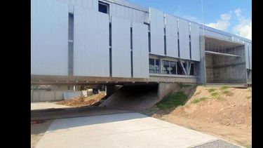Una vez cumplido el 15 por ciento restante de infraestructura, será el momento del interior y las terminaciones.  (LA OPINION)