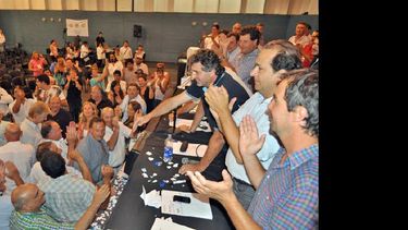 Las felicitaciones de los federados hacia la nueva conducción luego de las elecciones.  (FAA)