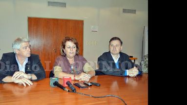 Mirta Petrocini flanqueada por los dirigentes de la FEB hizo su análisis sobre la situación de los docentes. (LA OPINION)