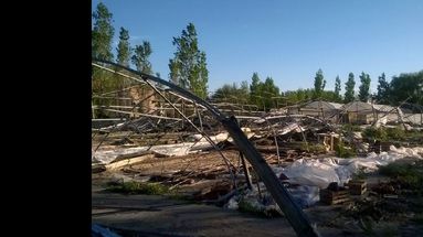 El vivero quedó totalmente destruido y desde hace días comenzó su reconstrucción. (LA OPINION)