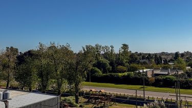 Este lunes en Pergamino, el cielo despejado y el viento norte acompañan una temperatura máxima estimada en 23 grados. Este lunes en Pergamino, el cielo despejado y el viento norte acompañan una temperatura máxima estimada en 23 grados.