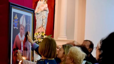 Una multitud se acercó a tocar el cuadro del Papa Francisco. Una multitud se acercó a tocar el cuadro del Papa Francisco.