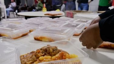Con organización, compromiso y amor, los voluntarios cocinan y envasan las viandas cada semana. Con organización, compromiso y amor, los voluntarios cocinan y envasan las viandas cada semana.