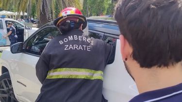 Bomberos rescatan a un bebe atrapado dentro de un auto en Zárate Bomberos rescatan a un bebe atrapado dentro de un auto en Zárate