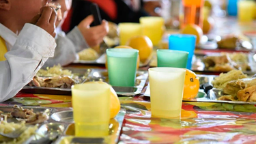 En San Nicolás desayunan o meriendan casi 17.000 alumnos y almuerzan más de 5000 todos los días. En San Nicolás desayunan o meriendan casi 17.000 alumnos y almuerzan más de 5000 todos los días.