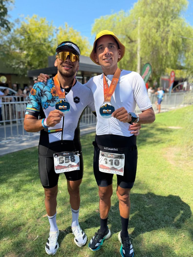 Santiago Rosales y Juan Martín Digilio con sus medallas tras completar el 70.3 de San Juan.