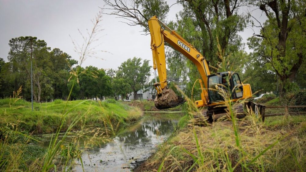 Servicios Públicos de Pergamino: limpieza del lago del Parque Municipal y mantenimiento en los barrios