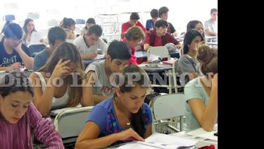 Cerca de 1.300 estudiantes pusieron en marcha ayer su ilusión de obtener un título universitario. (LA OPINION)