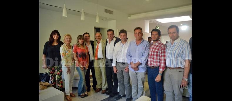 El intendente de Zárate, reelecto el 25 de octubre, Osvaldo Cáffaro, junto a sus funcionarios municipales y los dirigentes locales del Frente para la Victoria. (LA OPINION)