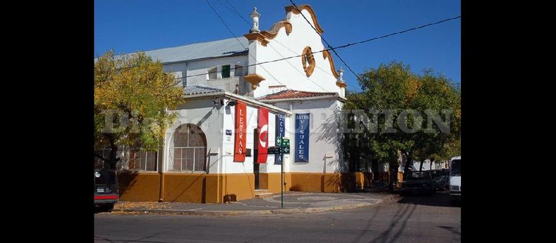 La esquina de General Paz y San Nicolás. Hoy la actividad que se desarrolla en la Casa de la Cultura es ciento por ciento virtual. (LA OPINION)