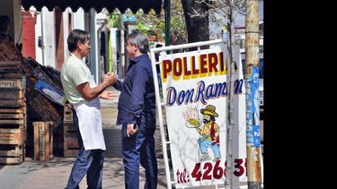 Martínez, en el momento de encontrarse con un comerciante de la avenida Juan B. Justo, del barrio Centenario. (FRENTE CAMBIEMOS)