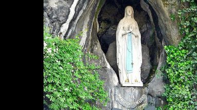 La Virgen se apareció a Bernadette Soubirous en una gruta de Francia. (INTERNET)