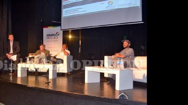 La jornada se desarrolló en la sala del Teatro Municipal Unión Ferroviaria ante un muy buen marco de público. (LA OPINION)