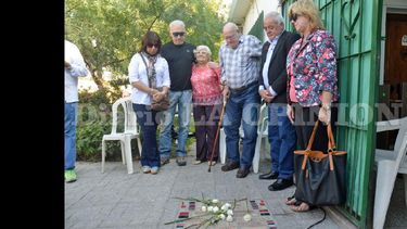 Familiares de Gerardo Pérez y funcionarios, unidos en la evocación. (LA OPINION)