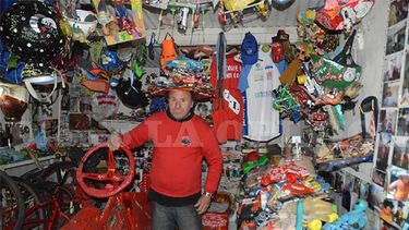 Con su inconfundible bicicleta y sus cascos temáticos creados por él mismo, el Colo Orlando se convirtió con los años en uno de los personajes más queridos y reconocibles de Pergamino. Con su inconfundible bicicleta y sus cascos temáticos creados por él mismo, el Colo Orlando se convirtió con los años en uno de los personajes más queridos y reconocibles de Pergamino.