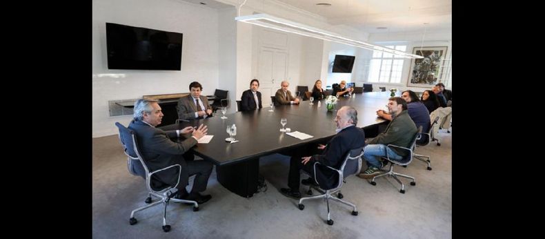 De la reunión participaron el titular de esta CTA, Hugo Yasky, y otros dirigentes de la Mesa Nacional, mientras que el mandatario estuvo acompañado por los ministros de Trabajo, Claudio Moroni, y de Educación, Nicolás Trotta. (NA)