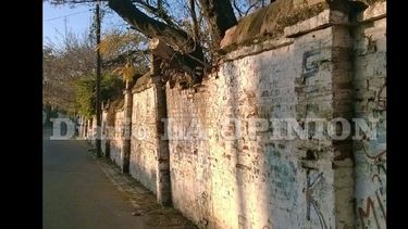El muro, de unos tres metros de alto por 30 de ancho está inclinado hacia la vereda que da al empedrado.  (LA OPINION)