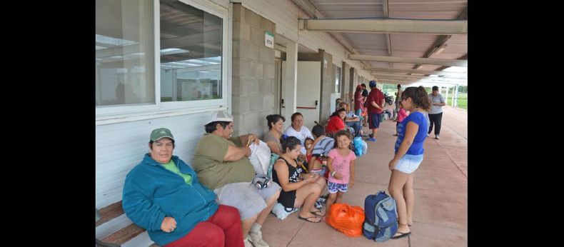 En el Complejo Pioneer llegó a asistirse a cerca de 90 vecinos de los barrios José Hernández y Güemes. Hasta ayer quedaban allí 40 personas. (LA OPINION)