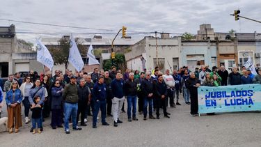 Como en cada año, el monolito dedicado a los trabajadores, congregó a los referentes sindicales, militantes peronistas y lesgisladores. Como en cada año, el monolito dedicado a los trabajadores, congregó a los referentes sindicales, militantes peronistas y lesgisladores.