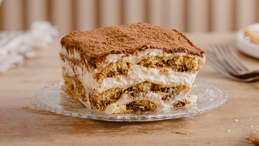 El Día Mundial del Tiramisú se celebra cada 21 de marzo. Esta fecha fue establecida para rendir homenaje a uno de los postres más icónicos de Italia y del mundo. El Día Mundial del Tiramisú se celebra cada 21 de marzo. Esta fecha fue establecida para rendir homenaje a uno de los postres más icónicos de Italia y del mundo.