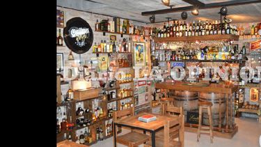 En el sótano de su casa, posee un bar llamado Lizeta, donde se encuentra gran parte de la colección.  (LA OPINION)