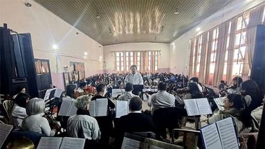 La Orquesta Estable del Conservatorio de Música Pergamino, dirigida por Manuel Cortasa. La Orquesta Estable del Conservatorio de Música Pergamino, dirigida por Manuel Cortasa.
