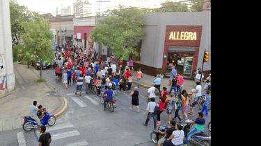 Los vecinos marcharon por calle Merced hacia en Palacio Municipal. (NUEVA IMAGEN)
