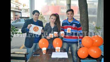 Gustavo Juárez acompañado de voluntarios de la iniciativa. (LA OPINION)