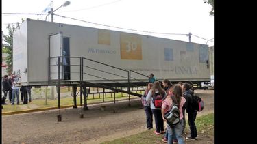 El camión multiespacio de la Unnoba estará ubicado hoy frente a la Escuela Nº 12 de Acevedo. (UNNOBA)