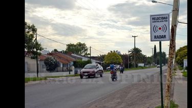 A pocos metros de avenida Florencio Sánchez, por Rodríguez Jáuregui, colocaron la señalización que indica la presencia. (LA OPINION)