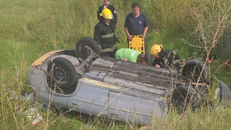 El conductor del automóvil Chevrolet Classic permaneció varias horas atrapado en el interior del habitáculo hasta que los automovilistas vieron el vehículo siniestrado y alertaron al sistema de emergencias 911 para que se desplieguen brigadas de asistencia.