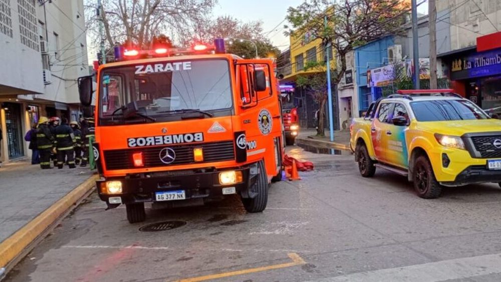 Un importante operativo de emergencia se desplegó durante la mañana de este viernes en pleno centro de Zárate, luego de que se declarara un incendio en un departamento del edificio ubicado en Rivadavia 818. Un importante operativo de emergencia se desplegó durante la mañana de este viernes en pleno centro de Zárate, luego de que se declarara un incendio en un departamento del edificio ubicado en Rivadavia 818.