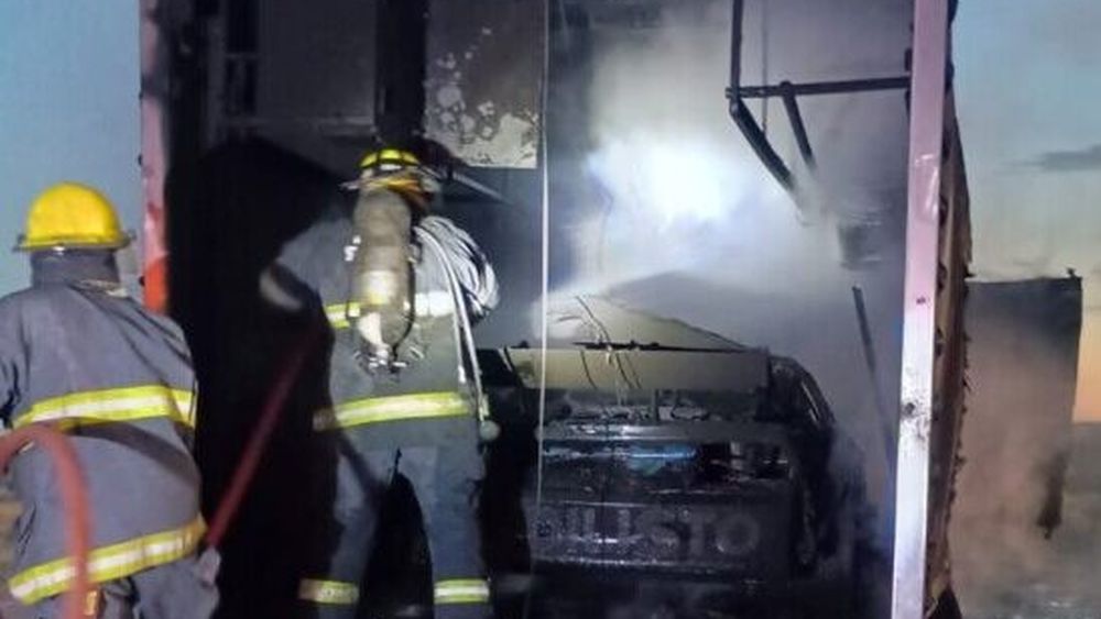 El incendio destruyó el auto del piloto de Arrecifes, Nicolás Trosset. El incendio destruyó el auto del piloto de Arrecifes, Nicolás Trosset.