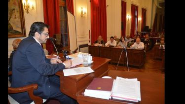 La sesión de esta tarde comenzará a las 18:30. (LA OPINION)