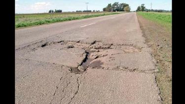 Cientos de kilómetros de rutas bonaerenses presentan un estado deficitario. (ARCHIVO LA OPINION)