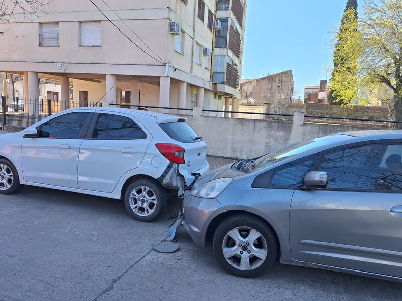 El Honda Fit que estaba en el medio de los tres vehículos siniestrados quedó en desviado hacia el sector de circulación vehicular de la calle.