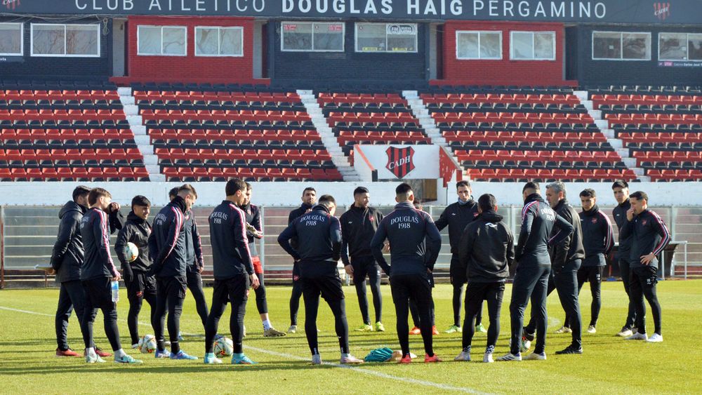 El Rojinegro está listo para otro desafío. El técnico Adrián Aranda dialoga con los jugadores durante la última práctica antes del duelo frente al equipo rafaelino.