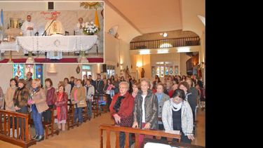 El obispo diocesano junto a algunos sacerdotes celebraron la misa que se realizó por el aniversario de la institución que alberga a ancianas. (LA OPINION)