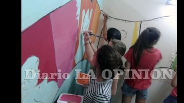 Una muestra: la pintura del mural para embellecer el vacunatorio, una de las acciones solidarias del año. (LA OPINION)