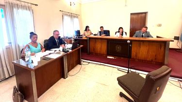 El próximo viernes los jueces Marcela Santoro, Ignacio Uthurry y Guillermo Burrone darán a conocer el veredicto. El monto de condena solicitado por la Fiscalía es alto y para ambos acusados iguales por considerar acreditados los hechos denunciados por la joven durante las audiencias de juicio oral. El próximo viernes los jueces Marcela Santoro, Ignacio Uthurry y Guillermo Burrone darán a conocer el veredicto. El monto de condena solicitado por la Fiscalía es alto y para ambos acusados iguales por considerar acreditados los hechos denunciados por la joven durante las audiencias de juicio oral.