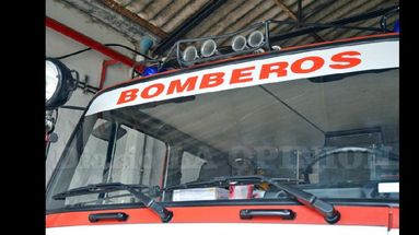 El móvil dañado por las piedras igualmente presta servicio en el Destacamento que tiene Bomberos de nuestra ciudad. (LA OPINION)
