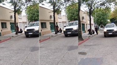 El sujeto se encontraba muy exaltado y arrojó piedras y pedazos de baldosas a los móviles de Patrulla Urbana. El sujeto se encontraba muy exaltado y arrojó piedras y pedazos de baldosas a los móviles de Patrulla Urbana.