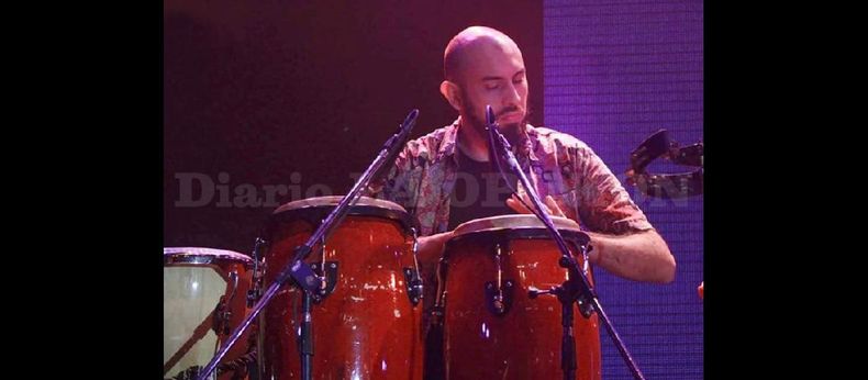 El músico Mariano Risso integra la banda The colibritis que acompaña al exitoso mago y comediante Radagast. (DIARIO LA OPINION)