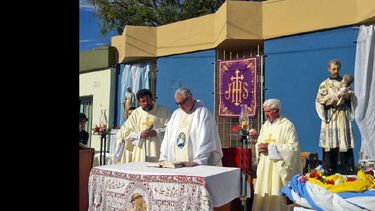 El padre Carlos Miri celebró la misa junto a los sacerdotes Aníbal Tabares, Alejandro Sosa y el padre Jorge. (LA OPINION)