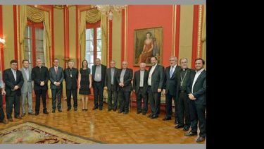 La mandataria flanqueada por los obispos y funcionarios de su Gobierno. (AICA)