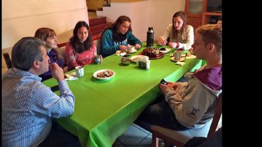 El candidato del PRO, Javier Martínez, en la mesa con jóvenes pergaminenses. (PRO)